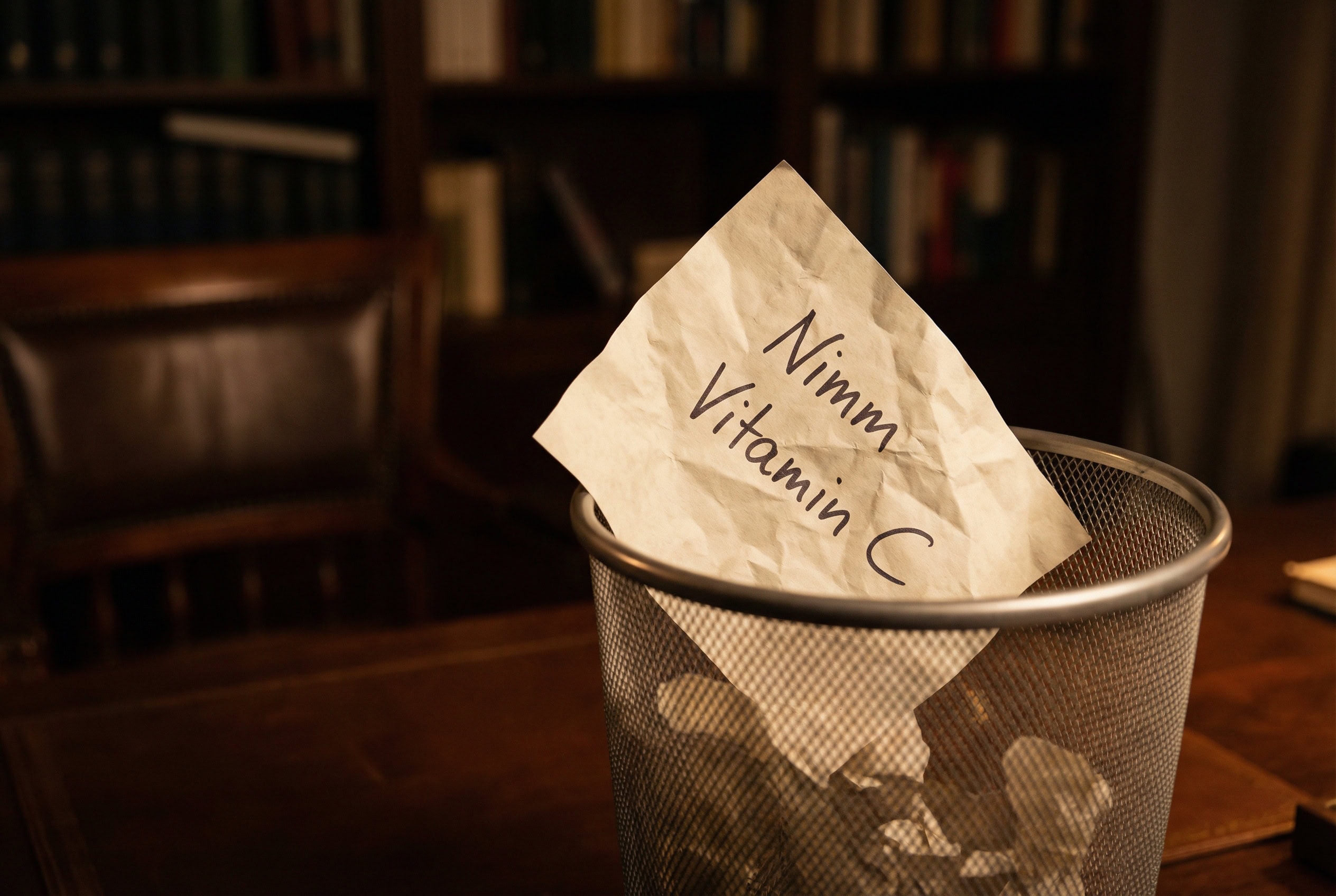 Zerknüllter zettel mit der aufschrift nimm vitamin c im papierkorb — pauschale gesundheitsratschläge gehören in die tonne